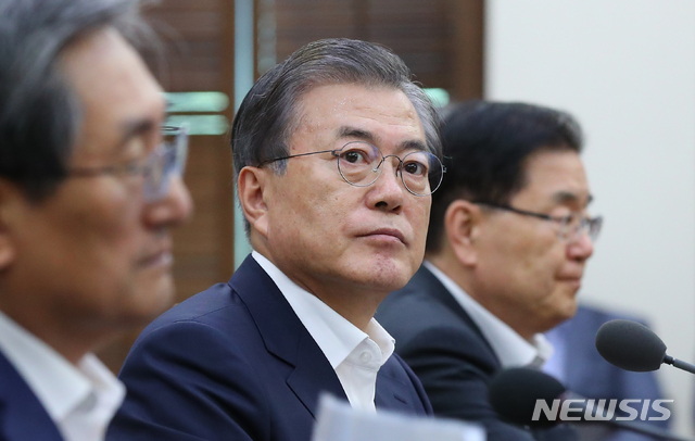 【서울=뉴시스】전신 기자 = 문재인 대통령이 16일 청와대 여민관에서 열린 수석·보좌관 회의에서 모두발언을 마친 후 취재진 퇴장을 기다리고 있다. 2019.09.16. photo1006@newsis.com