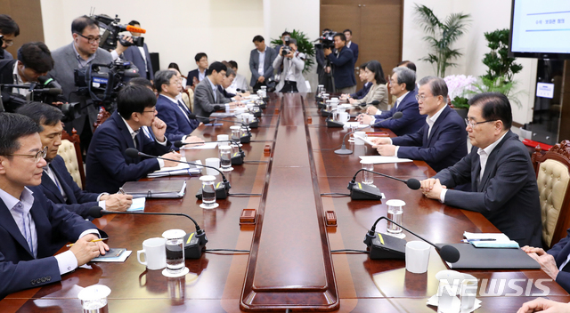 【서울=뉴시스】전신 기자 = 문재인 대통령이 16일 청와대 여민관에서 열린 수석·보좌관 회의에서 모두발언하고 있다. 2019.09.16. photo1006@newsis.com