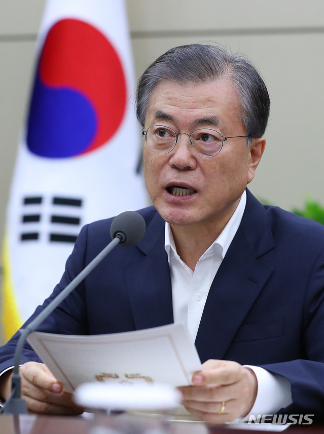 【서울=뉴시스】전신 기자 = 문재인 대통령이 16일 청와대 여민관에서 열린 수석·보좌관 회의에서 모두발언하고 있다. 2019.09.16.&nbsp; photo1006@newsis.com