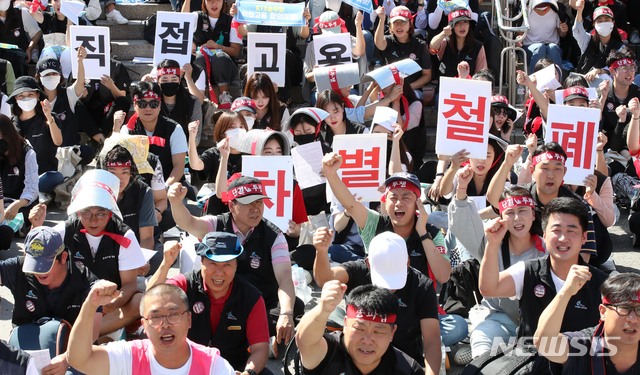 【서울=뉴시스】 고범준 기자 = 16일 오후 서울역광장에서 열린 자회사 차별철폐! 승무원 직접고용 쟁취! 2019임금투쟁 승리! 코레일관광개발지부 문화제에 참석한 민주노총 공공운수노조 전국철도노동조합 회원들이 구호를 외치고 있다. 2019.09.16. bjko@newsis.com