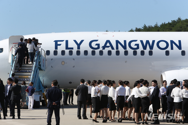 【양양=뉴시스】김경목 기자 = 한국공항공사가 중급 공항인 양양, 무안, 청주공항을 활성화 하겠다는 방침을 11일 밝혔다. 사진은 지난 9월 강원 양양군 양양국제공항에서 플라이강원의 제1호 여객기 도입 축하 행사 모습. 2019.12.11.&nbsp;&nbsp; photo31＠newsis.com