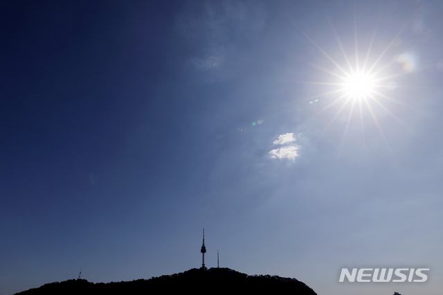 【서울=뉴시스】김병문 기자 = 맑은 날씨를 보이는 16일 오후 서울 중구에서 바라본 남산서울타워 위로 파란 가을하늘이 보이고 있다. 2019.09.16.  dadazon@newsis.com