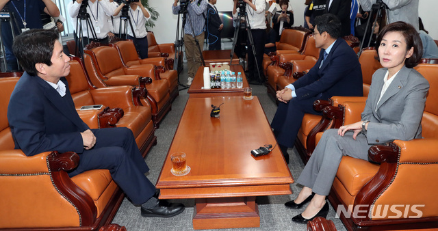 【서울=뉴시스】 박영태 기자 = 이인영 더불어민주당, 나경원 자유한국당, 오신환 바른미래당 원내대표가 16일 서울 여의도 국회 운영위원장실에서 오전에 이어 오후에도 회동을 하고 있다. 2019.09.16. since1999@newsis.com