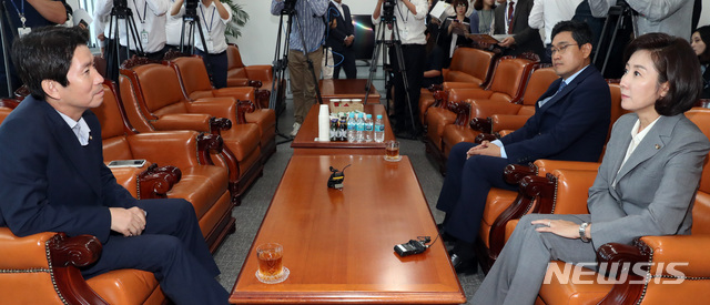 【서울=뉴시스】 박영태 기자 = 이인영 더불어민주당, 나경원 자유한국당, 오신환 바른미래당 원내대표가 16일 서울 여의도 국회 운영위원장실에서 오전에 이어 오후에도 회동을 하고 있다. 2019.09.16.since1999@newsis.com