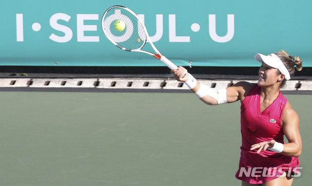 【서울=뉴시스】최진석 기자 = 16일 오후 서울 송파구 올림픽공원 테니스코트에서 열린 여자프로테니스(WTA) 투어 KEB 하나은행 코리아오픈 단식 1차전 미국의 크리스티 안과 스위스의 티메아 바친스키의 경기. 크리스티 안이 공을 넘기고 있다. 2019.09.16.myjs@newsis.com