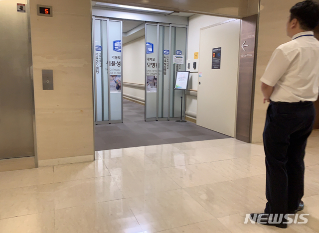【서울=뉴시스】 고가혜 기자 = 지난 16일 박근혜 전 대통령이 입원한 서울성모병원 21층 VIP병동 중간문이 열리고 있다. 중간 문 앞에는 병원 보안팀 직원들이 외부인 출입을 막고 있다. 2019.09.16. gahye_k@newsis.com