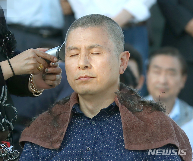 【서울=뉴시스】전신 기자 = 황교안 자유한국당 대표가 16일 서울 종로구 청와대 앞 분수대 광장에서 조국 법무부 장관의 사퇴를 촉구하며 삭발을 하고 있다. 2019.09.16. photo1006@newsis.com