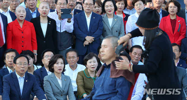 【서울=뉴시스】전신 기자 = 황교안 자유한국당 대표가 16일 서울 종로구 청와대 앞 분수대 광장에서 조국 법무부 장관의 사퇴를 촉구하며 삭발을 하는 가운데 한국당 의원 등 관계자들이 지켜보고 있다. 2019.09.16. photo1006@newsis.com