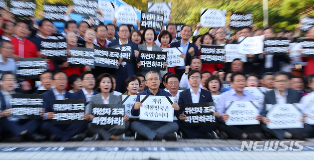 【서울=뉴시스】전신 기자 = 자유한국당 황교안 대표가 16일 서울 종로구 청와대 앞 분수대 광장에서 조국 법무부 장관의 사퇴를 촉구하며 삭발을 한 후 동료 의원들과 함께 구호를 외치고 있다. 2019.09.16.&nbsp; photo1006@newsis.com