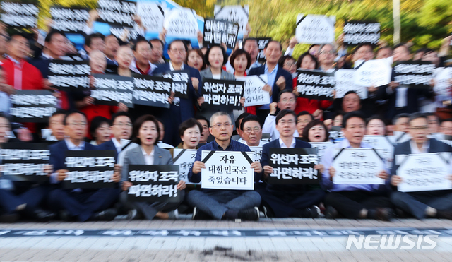 【서울=뉴시스】전신 기자 = 자유한국당 황교안 대표가 16일 서울 종로구 청와대 앞 분수대 광장에서 조국 법무부 장관의 사퇴를 촉구하며 삭발을 한 후 동료 의원들과 함께 구호를 외치고 있다. 2019.09.16. photo1006@newsis.com