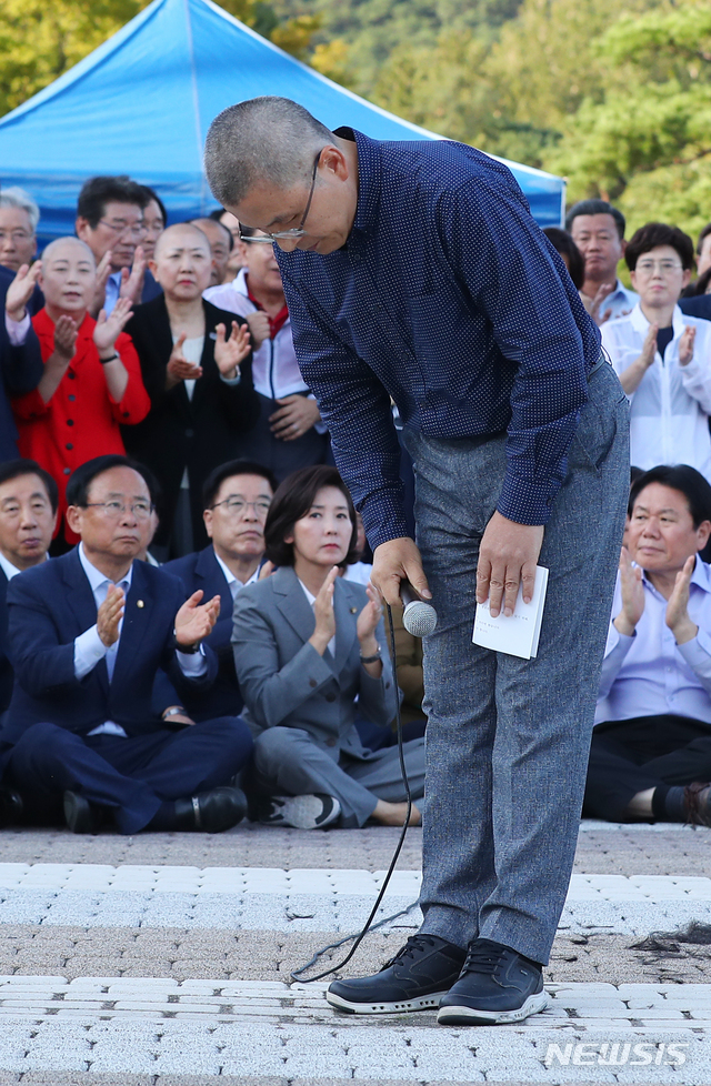 【서울=뉴시스】전신 기자 = 자유한국당 황교안 대표가 16일 서울 종로구 청와대 앞 분수대 광장에서 조국 법무부 장관의 사퇴를 촉구하며 삭발을 한 후 인사하고 있다. 2019.09.16. photo1006@newsis.com