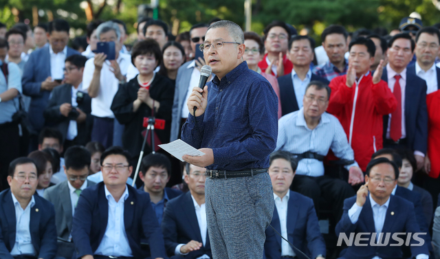 【서울=뉴시스】전신 기자 = 자유한국당 황교안 대표가 16일 서울 종로구 청와대 앞 분수대 광장에서 조국 법무부 장관의 사퇴를 촉구하며 삭발을 한 후 발언하고 있다. 2019.09.16. photo1006@newsis.com