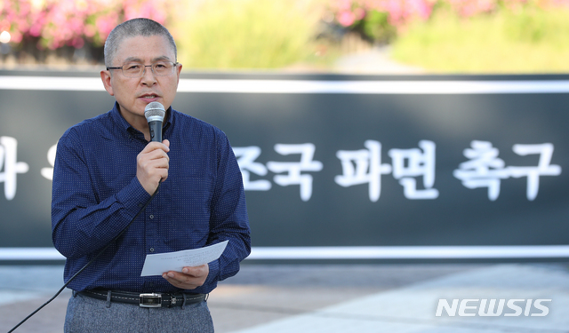 【서울=뉴시스】전신 기자 = 자유한국당 황교안 대표가 16일 서울 종로구 청와대 앞 분수대 광장에서 조국 법무부 장관의 사퇴를 촉구하며 삭발을 한 후 발언하고 있다. 2019.09.16. photo1006@newsis.com