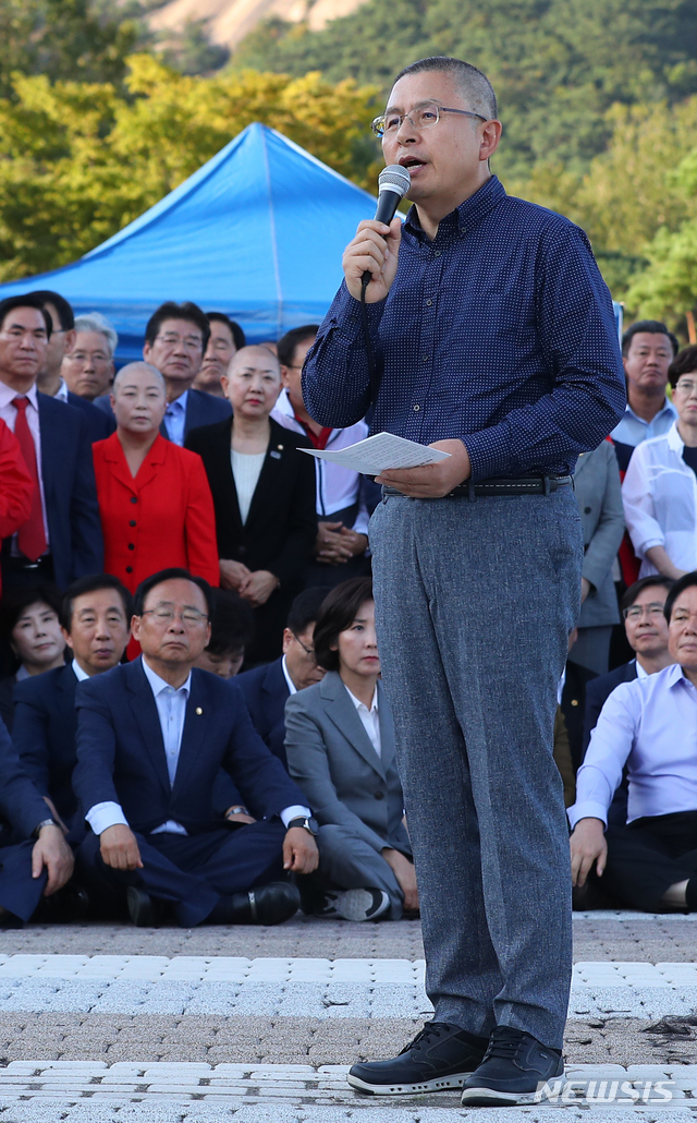 【서울=뉴시스】전신 기자 = 자유한국당 황교안 대표가 16일 서울 종로구 청와대 앞 분수대 광장에서 조국 법무부 장관의 사퇴를 촉구하며 삭발을 한 후 발언하고 있다. 2019.09.16. photo1006@newsis.com