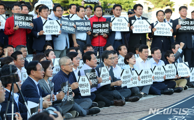 【서울=뉴시스】전신 기자 = 자유한국당 황교안 대표가 16일 서울 종로구 청와대 앞 분수대 광장에서 조국 법무부 장관의 사퇴를 촉구하며 삭발을 한 후 동료의원들과 구호를 외치고 있다. 2019.09.16. photo1006@newsis.com