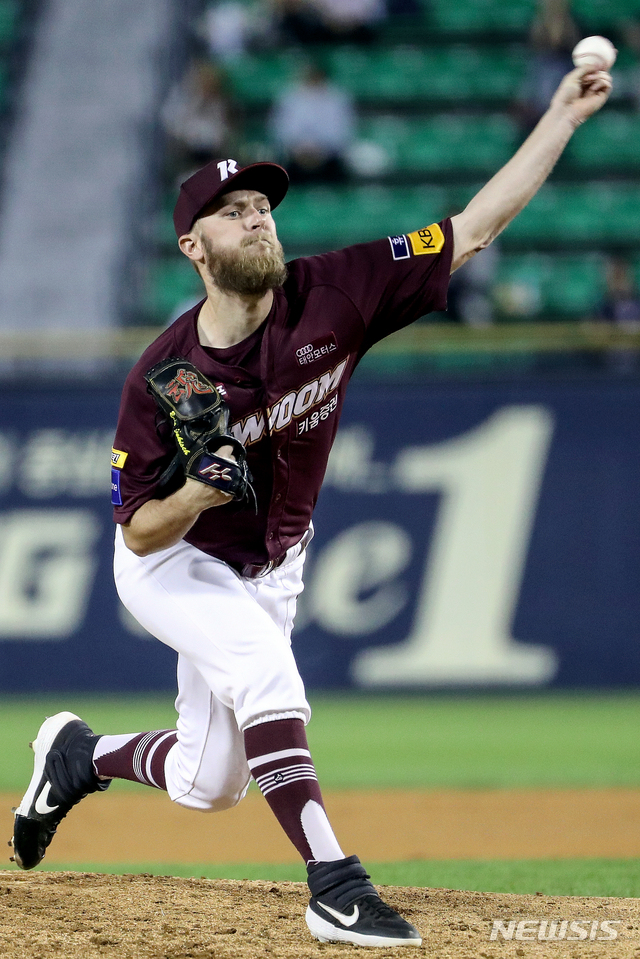 【서울=뉴시스】김병문 기자 = 16일 오후 서울 송파구 잠실야구장에서 열린 2019 KBO 리그 두산 베어스와 키움 히어로즈의 경기, 1회말 키움 선발 요키시가 역투하고 있다. 2019.09.16. dadazon@newsis.com