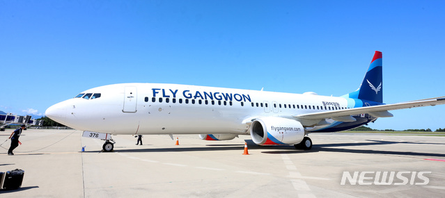 【춘천=뉴시스】김경목 기자 = 16일 오후 강원도 양양군을 본사로 하는 플라이강원의 제1호 여객기가 양양군 양양국제공항 활주로에 착륙하고 있다. 2019.09.16. (사진=강원도청 제공)&nbsp; photo＠newsis.com