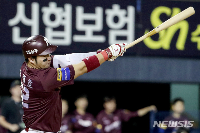 【서울=뉴시스】김병문 기자 = 16일 오후 서울 송파구 잠실야구장에서 열린 2019 KBO 리그 두산 베어스와 키움 히어로즈의 경기, 8회초 무사 만루 상황때 키움 박병호가 동점 희생플라이를 때리고 있다. 2019.09.16. dadazon@newsis.com