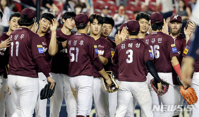 【서울=뉴시스】김병문 기자 = 16일 오후 서울 송파구 잠실야구장에서 열린 2019 KBO 리그 두산 베어스와 키움 히어로즈의 경기, 6:3으로 승리한 키움 선수들이 기뻐하고 있다. 2019.09.16.&nbsp;&nbsp; dadazon@newsis.com