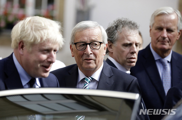 2시간 동안 실무 오찬을 마치고 존슨 총리와 융커 위원장이 작별하고 있다&nbsp; AP