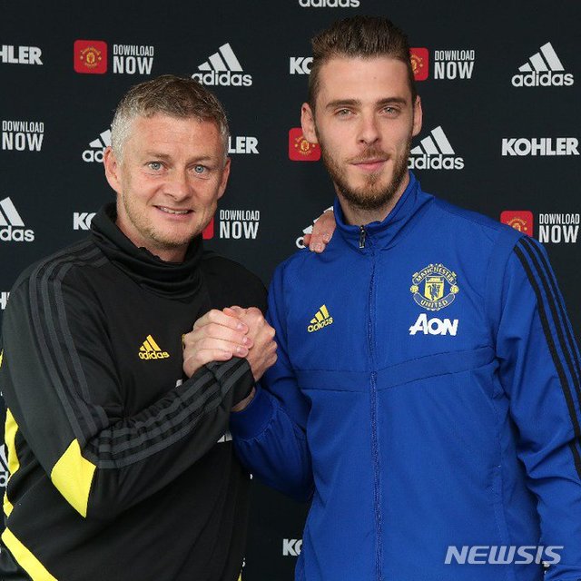 다비드 데 헤아(오른쪽)와 올레 군나르 솔샤르 감독 (사진=맨체스터 유나이티드 트위터 캡쳐)