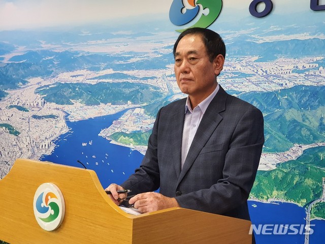 【창원=뉴시스】 강경국 기자 = 조현국 경남 창원시 환경녹지국장이 17일 창원시청 프레스센터에서 의료폐기물 비밀 소각 언론 보도에 대해 해명 기자회견을 하고 있다. 2019.09.17. kgkang@newsis.com