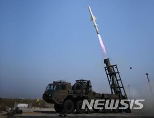 [서울=뉴시스] 일본 육상자위대가 올해부터 처음으로 일본 내에서 지대함 미사일 발사 훈련을 실시할 예정이라고 현지 공영 NHK가 10일 보도했다. 사진은 일본 육상자위대가 훈련에 동원한 12식 지대함 유도탄(사진=일본 방위성 홈페이지 캡처) 2019.09.17