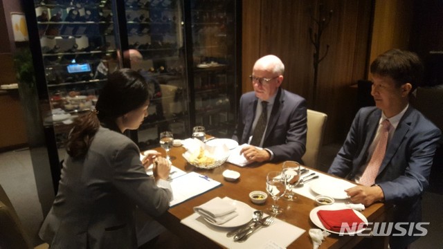 【서울=뉴시스】김은아 국회미래연구원 부연구위원(왼쪽)이 4일 국회의정관에서 존 크리스텐센(가운데) UNEP-DTU 소장, 이명균 UNEP-DTU 제도발전분야 팀장과 함께 좌담회를 하고 있다.(사진=국회미래연구원 제공)