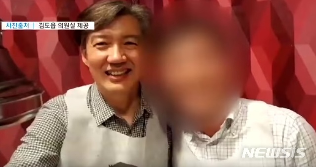 【서울=뉴시스】 조국(54) 법무부 장관이 청와대 민정수석 당시 버닝썬 사건에 연루된 윤모 총경과 회식 자리에서 찍은 사진. 정모 전 녹원씨엔아이 대표가 이 사진을 촬영했다는 의혹이 있다. 2019.09.17 (사진=2019년 9월11일  채널A '[단독]버닝썬 윤총경, ‘조국 펀드’ 관련업체 주식 투자' 보도 화면 캡쳐)