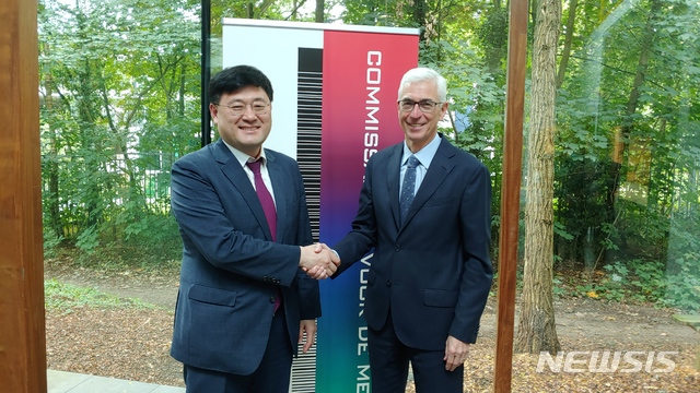 왼쪽부터 민경중 사무총장과 얀 뷔네 네덜란드 미디어위원회 위원