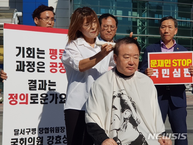 【대구=뉴시스】정창오 기자=자유한국당 강효상(비례, 대구 달서병 당협위원장) 의원이 17일 오후 대구의 교통 관문인 동대구역 광장에서 조국 법무부 장관의 파면을 요구하며 삭발하고 있다. 2019.09.17.&nbsp; jco@newsis.com 