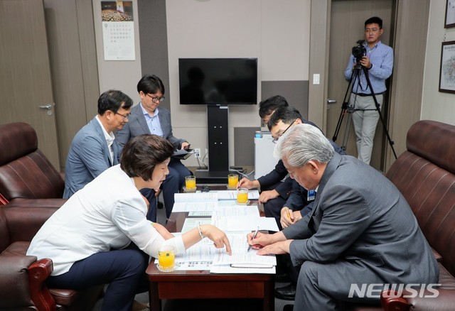  【울산=뉴시스】 박수지 기자 = 17일 오전 국회에서 노옥희 울산시교육감과 이상헌 국회의원이 북구지역 3개 중·고등학교 신설과 관련해 논의하고 있다.2019.09.17.(사진=울산시교육청 제공)&nbsp;&nbsp; photo@newsis.com 