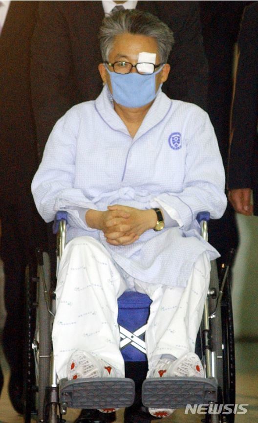 【서울=뉴시스】장능인 자유한국당 상근 부대변인이 17일 논평과 함께 공개한 박지원 대안정치연대 의원이 과거 휠체어에 탄 모습.