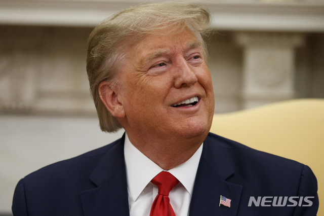 【워싱턴=AP/뉴시스】도널드 트럼프 미국 대통령이 16일(현지시간) 백악관 집무실에서 살만 빈 하마드 알할리파 바레인 왕세자와 회담하며 발언하고 있다. 2019.09.18.