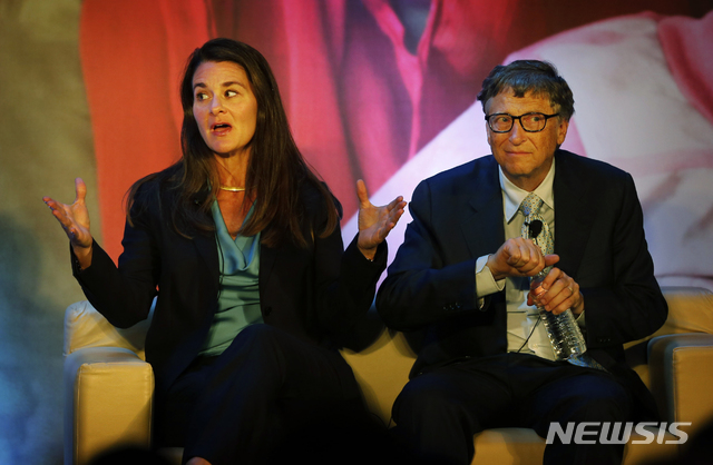 [뉴델리=AP/뉴시스]2019년 9월16일(현지시간) 마이크로소프트(MS) 창립자 빌 게이츠(오른쪽)의 아내 멀린다 게이츠(왼쪽)가 인도 뉴델리에서 소설 '세 얼간이' 작가 체탄 바갓(사진에 없음)과 대화하고 있다. 2020.04.22. 