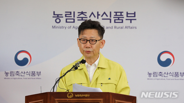 【세종=뉴시스】강종민 기자 = 아프리카돼지열병이 경기 파주에서 발생한 17일 오전 김현수 농림축산식품부 장관이 정부세종청사에서 긴급 브리핑을 하고 있다. 2019.09.17.&nbsp; ppkjm@newsis.com