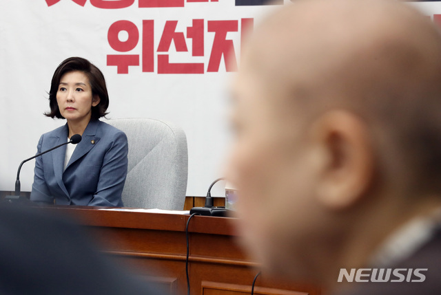 【서울=뉴시스】 박영태 기자 = 17일 오전 서울 여의도 국회에서 열린 자유한국당 원내대책회의에서 나경원 원내대표가 모두발언을 끝내도 삭발한 박인숙 의원을 바라보고 있다. 2019.09.17. since1999@newsis.com