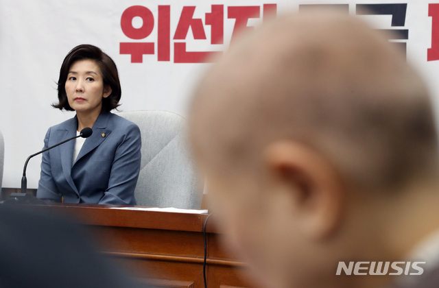 【서울=뉴시스】 박영태 기자 = 17일 오전 서울 여의도 국회에서 열린 자유한국당 원내대책회의에서 나경원 원내대표가 모두발언을 끝내도 삭발한 박인숙 의원을 바라보고 있다. 2019.09.17. since1999@newsis.com