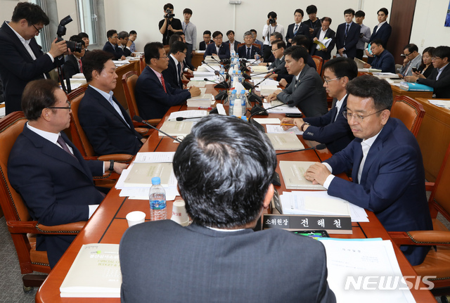 【서울=뉴시스】고승민 기자 = 17일 서울 여의도 국회에서 2018회계연도 결산(정부) 등을 안건으로 열린 예산결산특별위원회 결산심사소위원회에서 전해철 위원장이 회의를 주재하고 있다. 2019.09.17.kkssmm99@newsis.com