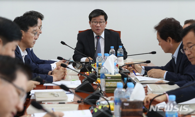 【서울=뉴시스】고승민 기자 = 17일 서울 여의도 국회에서 2018회계연도 결산(정부) 등을 안건으로 열린 예산결산특별위원회 결산심사소위원회에서 전해철 위원장이 회의를 주재하고 있다. 2019.09.17.kkssmm99@newsis.com