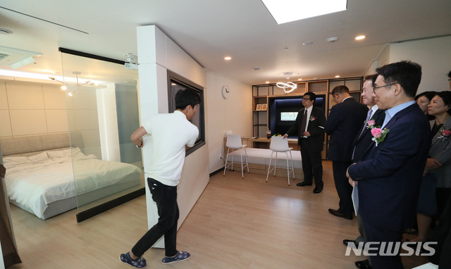 [세종=뉴시스] 지난 2019년 9월17일 오전 세종시 다정동에 준공된 장수명주택을 관계자들이 살펴보는 모습. 장수명주택이란 구조체의 성능을 장기간 유지하면서 내장 부품과 설비배관의 교체, 변경이 용이해 100년 사용을 위한 내구성, 가변성, 수리용이성이 높은 주택이다. 2025.05.20. (사진=뉴시스DB) photo@newsis.com