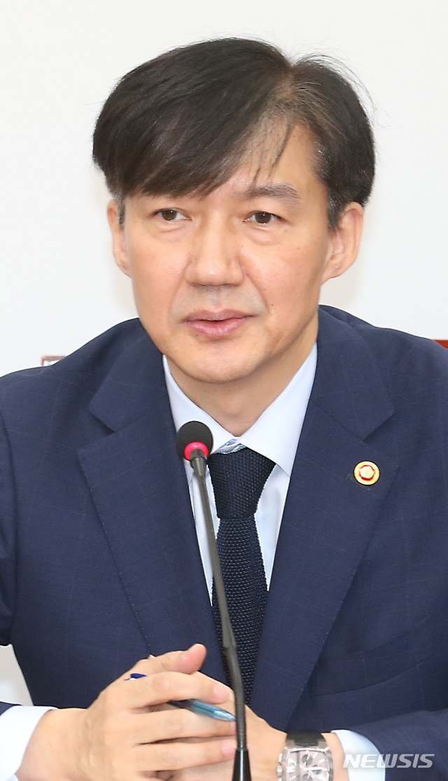 【서울=뉴시스】이종철 기자 = 조국 법무부장관이 17일 서울 여의도 국회에서 민주당 이해찬 대표를 만나 발언을 하고 있다. 2019.09.17. jc4321@newsis.com