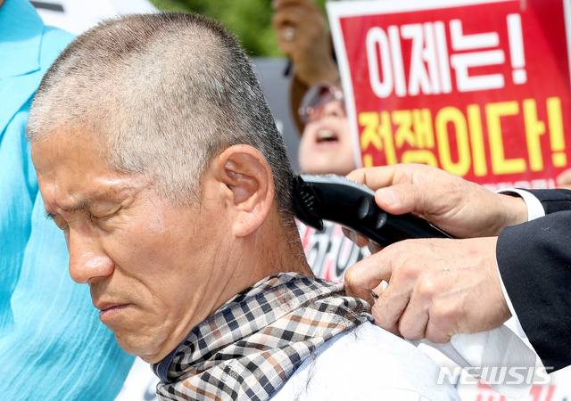 【서울=뉴시스】김병문 기자 = 김문수 전 경기도지사가 17일 오전 서울 종로구 청와대 앞 분수대 광장에서 조국 법무부 장관의 사퇴를 촉구하며 삭발을 하고 있다. 2019.09.17.&nbsp; dadazon@newsis.com