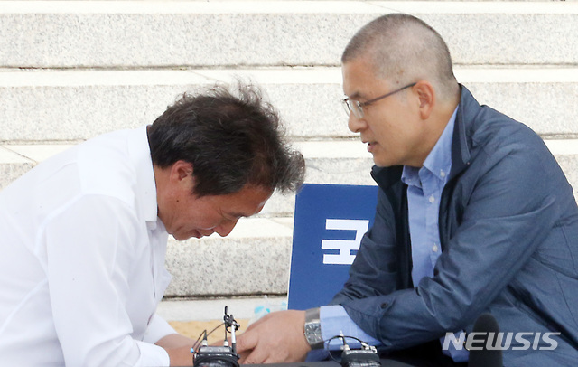 【서울=뉴시스】이종철 기자 = 자유한국당 황교안 대표가 17일 서울 여의도 국회본청 게단앞에서 단식 농성중인 이학재 의원을 찾아 위로하고 있다. 2019.09.17. jc4321@newsis.com 