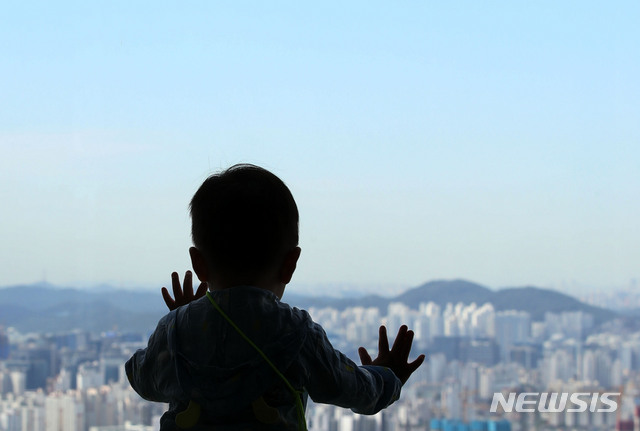 【서울=뉴시스】 박미소 기자 = 전국이 맑은 날씨를 보이는 17일 오전 서울 여의도 63빌딩에서 한 아이가 하늘을 바라보고 있다. 2019.09.17.  misocamera@newsis.com