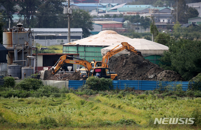 【파주=뉴시스】김선웅 기자 = 국내에서 처음으로 가축전염병인 아프리카돼지열병(ASF)이 발생한 17일 경기 파주시 연다산동의 한 돼지농장에서 방역 관계자들이 살처분 매몰 작업을 준비하고 있다. 2019.09.17.&nbsp; mangusta@newsis.com