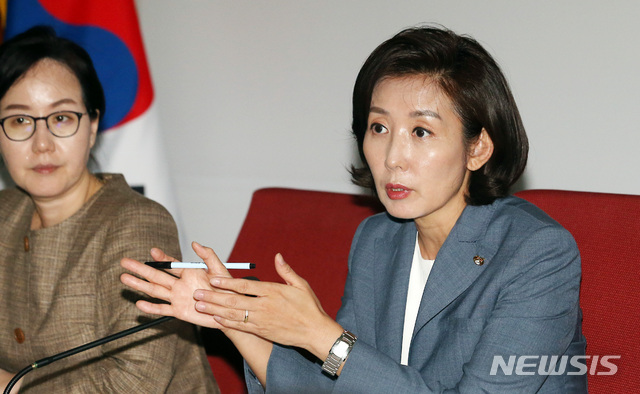 【서울=뉴시스】이종철 기자 = 자유한국당 나경원 원내대표가 17일 오후 서울 여의도 국회에서 기자간담회를 갖고 현안에 대해 설명하고 있다. 2019.09.17. jc4321@newsis.com
