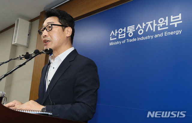 【세종=뉴시스】강종민 기자 = 이호현 산업통상자원부 무역정책관이 지난 17일 백색국가(수출 심사 우대국)에서 일본을 제외하는 '전략물자 수출입고시' 개정안을 18일부터 시행한다고 밝히고 있다. 2019.09.18.&nbsp; ppkjm@newsis.com 