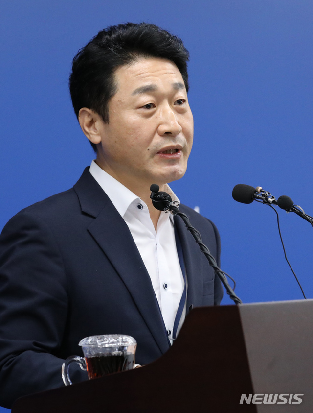 【세종=뉴시스】강종민 기자 = 이호현 산업통상자원부 무역정책관이 지난 17일 백색국가(수출 심사 우대국)에서 일본을 제외하는 '전략물자 수출입고시' 개정안을 18일부터 시행한다고 밝히고 있다. 2019.09.18.&nbsp;&nbsp;&nbsp; ppkjm@newsis.com