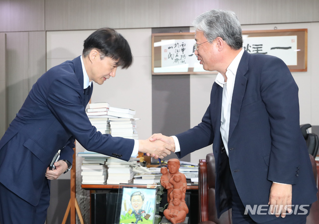 【서울=뉴시스】고승민 기자 = 조국 법무부 장관이 17일 서울 여의도 국회 대안정치연대 유성엽 대표실을 찾아 예방하고 있다. 2019.09.17.kkssmm99@newsis.com